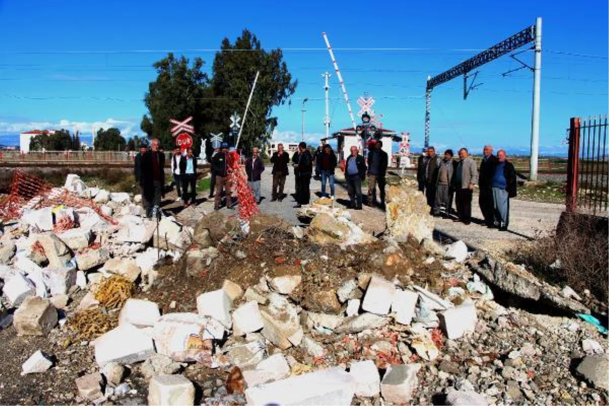 Belediye yolu sattı, mahalleli perişan oldu! Evlerine ulaşmak için 4 kilometre ilerideki yolu kullanıyorlar