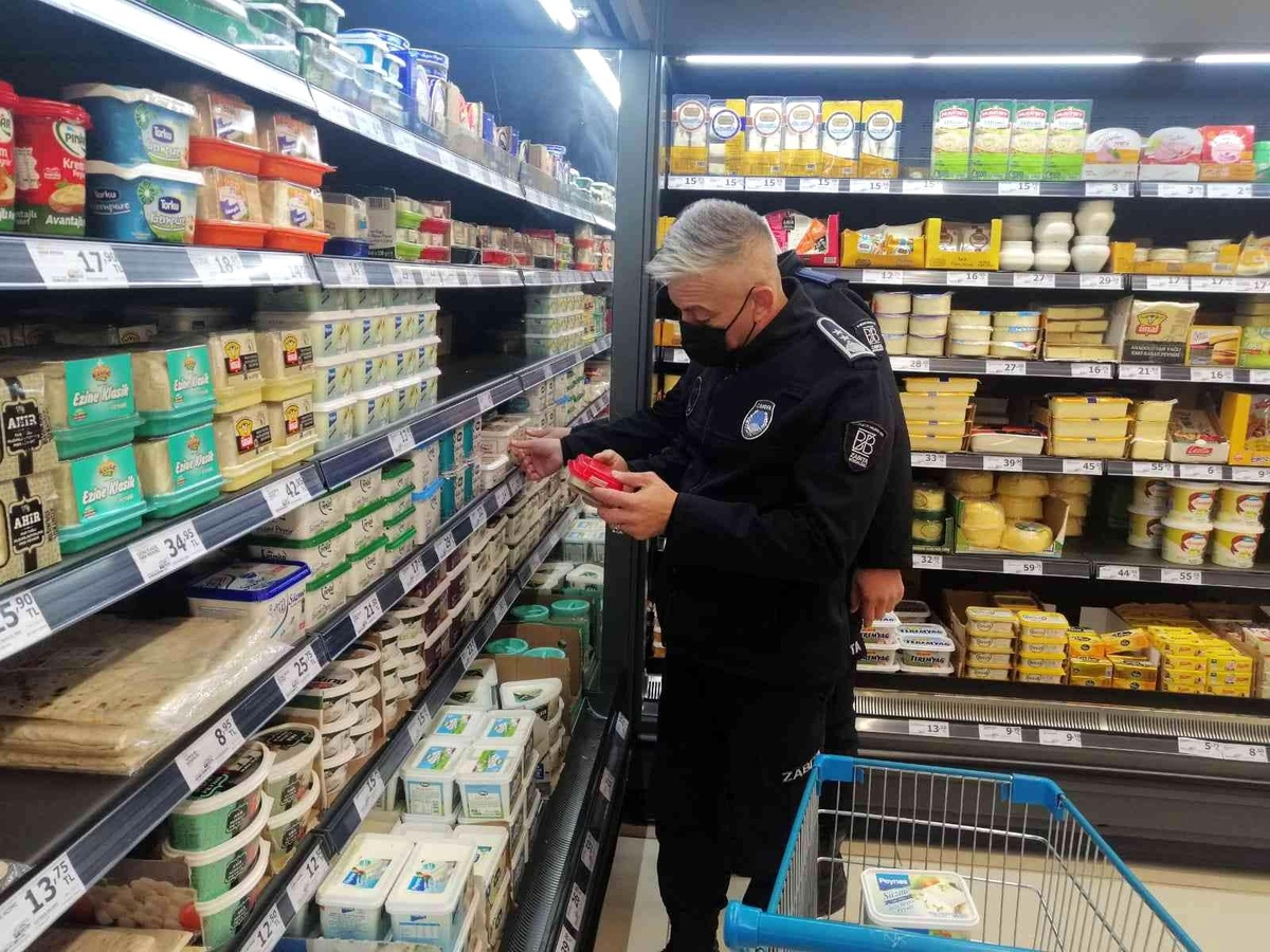 Bilecik\'te denetim yapan zabıta ekipleri, tarihi geçmiş ürünlere el koydu