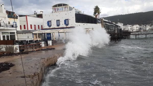 BODRUM'DA FIRTINA ETKİLİ OLDU