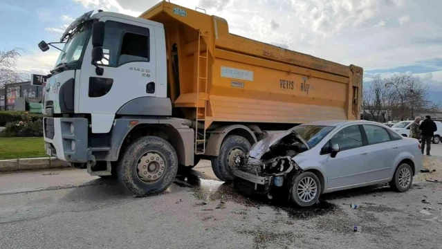 Bursa'da kamyon ile otomobilin çarpışma anı kamerada