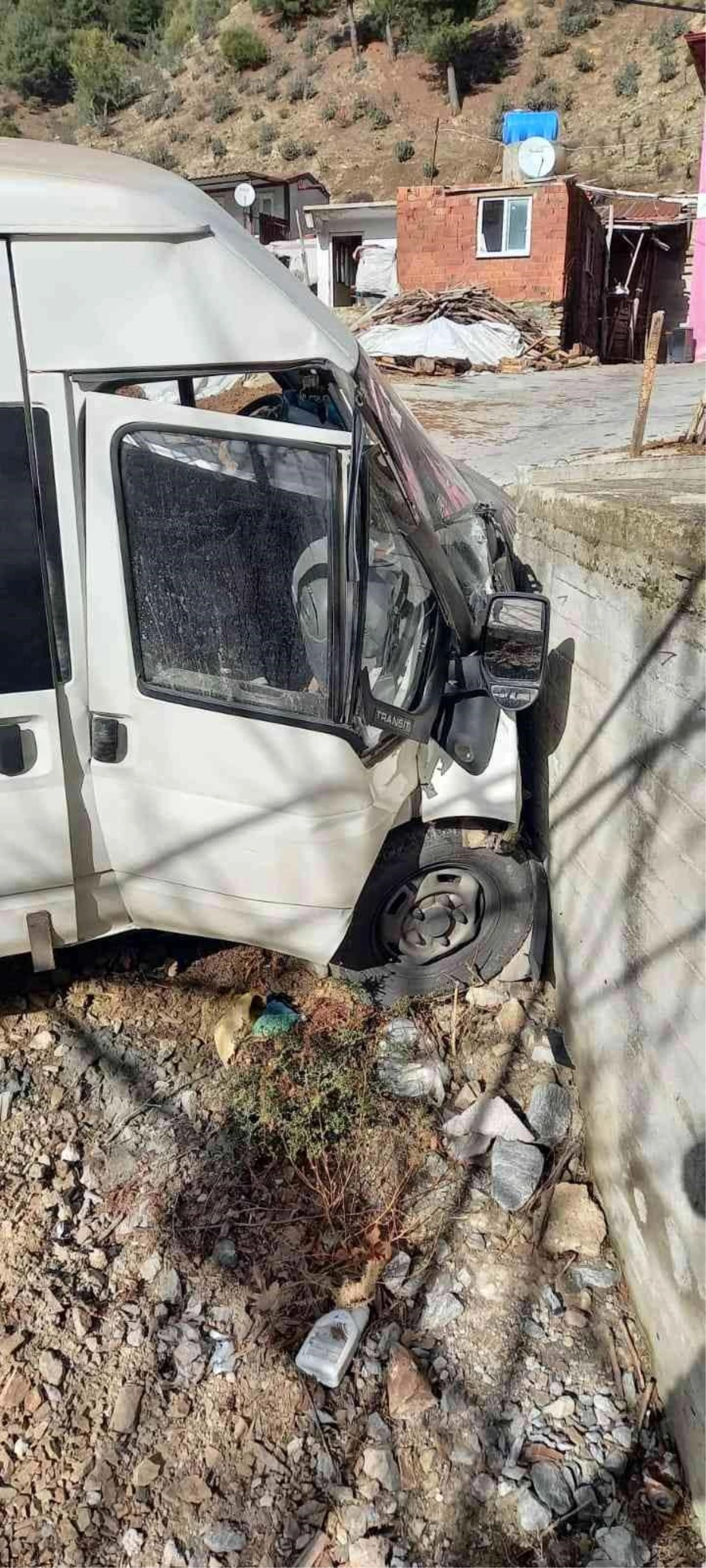 Cami duvarına çarpan minibüsün sürücüsü ağır yaralandı