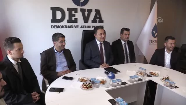 ÇANAKKALE - DEVA Partisi Genel Başkanı Babacan, gazetecilerle bir araya geldi