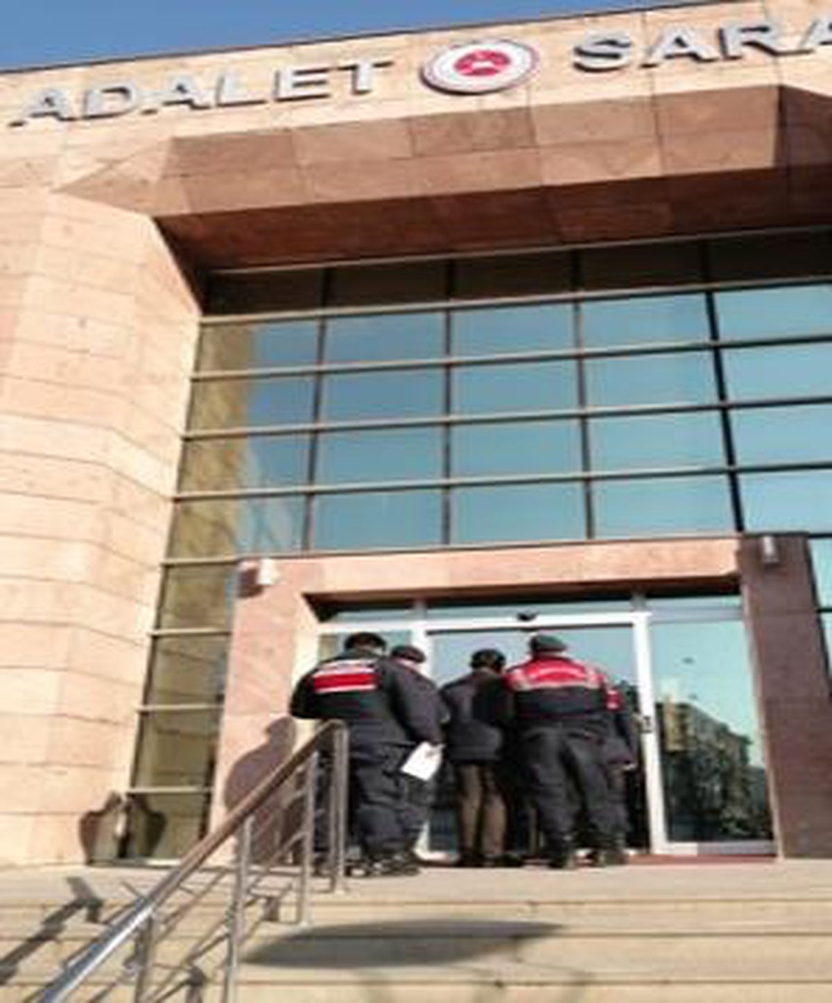 Çorum\'da kendini jandarma olarak tanıtıp dolandırıcılık yapan zanlı tutuklandı