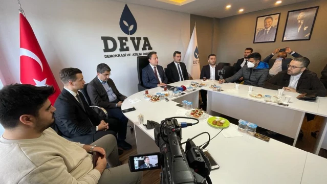 ÇANAKKALE - DEVA Partisi Genel Başkanı Babacan, gazetecilerle bir araya geldi