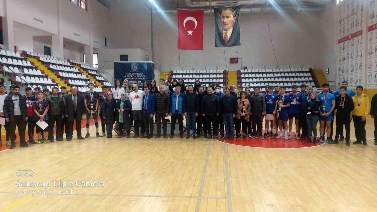 Elazığ\'da badminton müsabakaları sona erdi