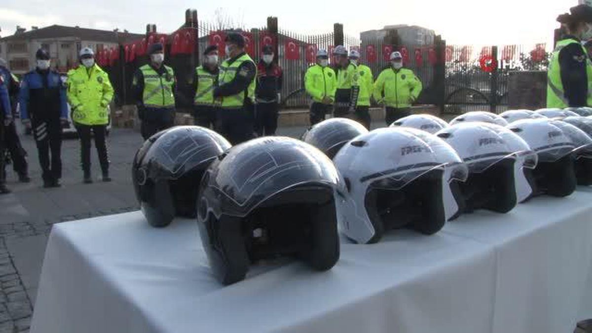 Elazığ'da motosiklet sürücülerine ücretsiz kask