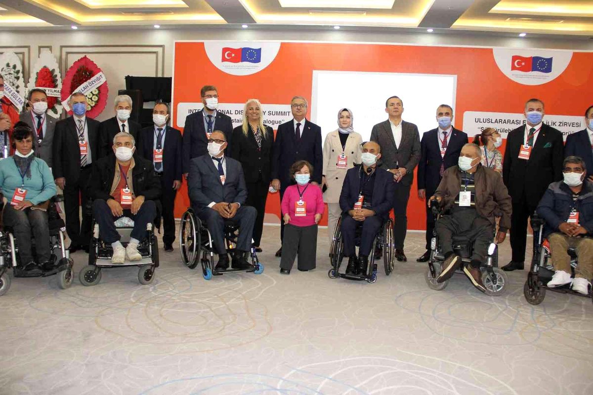 Engelliler, Mersin\'de Uluslararası Engellilik Zirvesinde buluştu