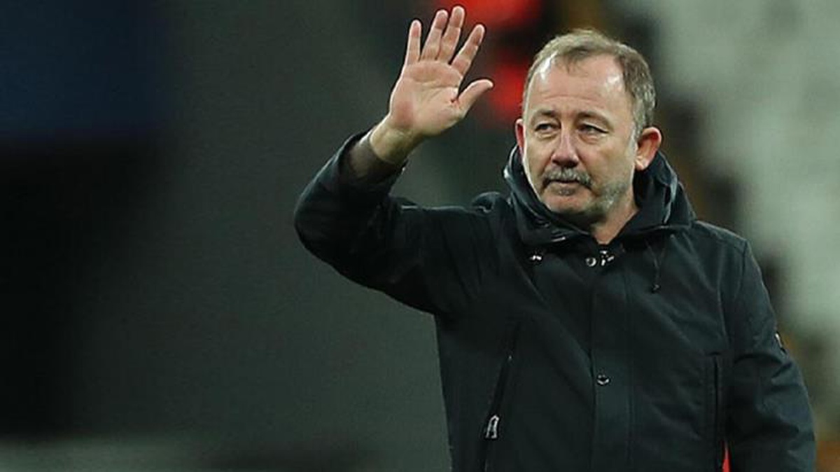 Sergen Yalçın\'ın veda konuşmasında futbolcular gözyaşlarına güçlükle hakim oldu