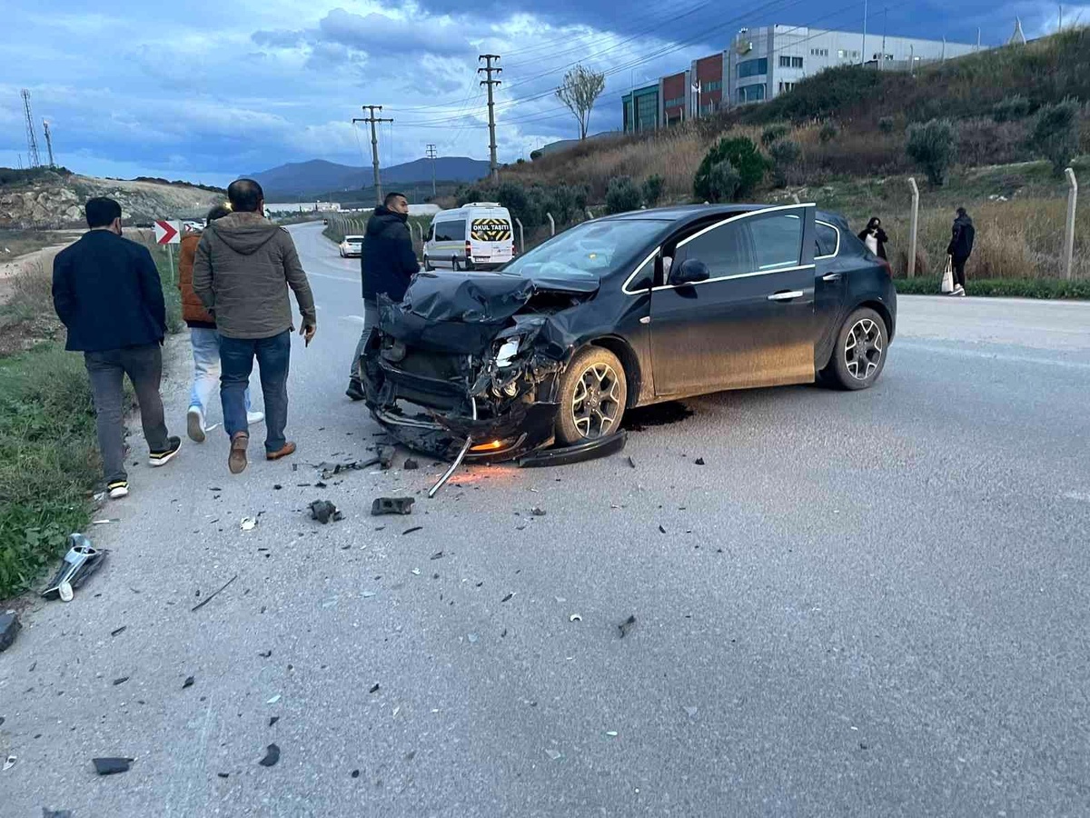 Gemlik\'te işçi servisi ile otomobil çarpıştı: 2 yaralı