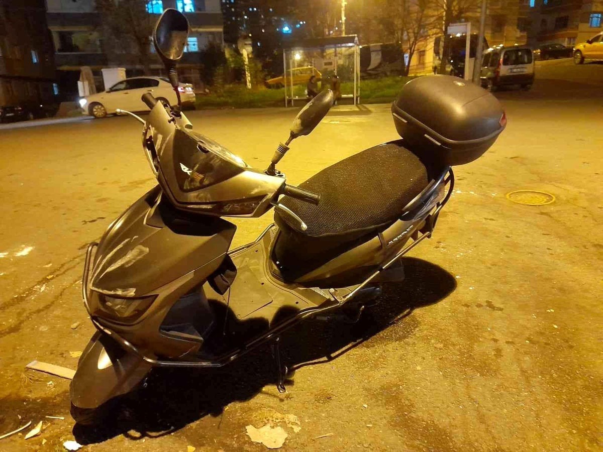 Hafif ticari kamyonete çarpan alkollü motosiklet sürücüsü yaralandı