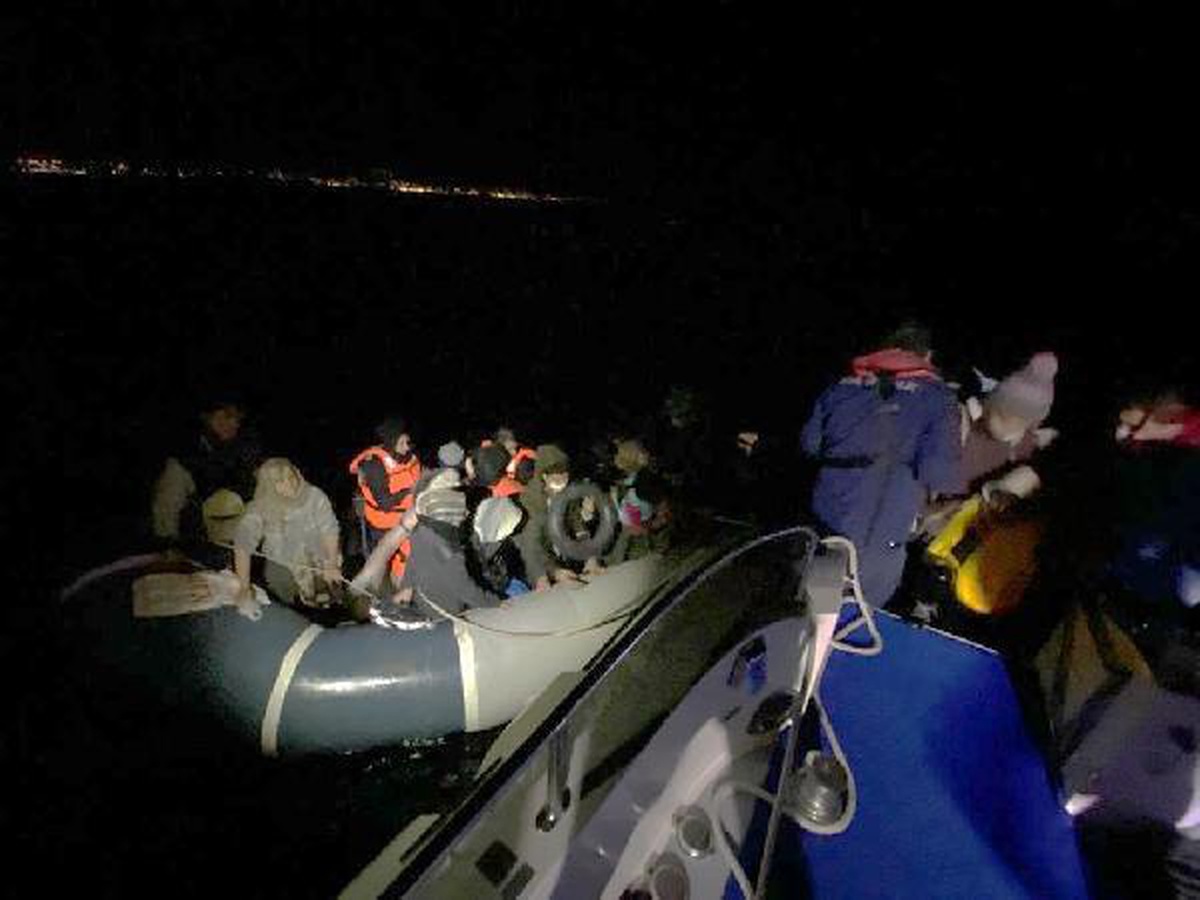 İzmir açıklarında 92 kaçak göçmen kurtarıldı