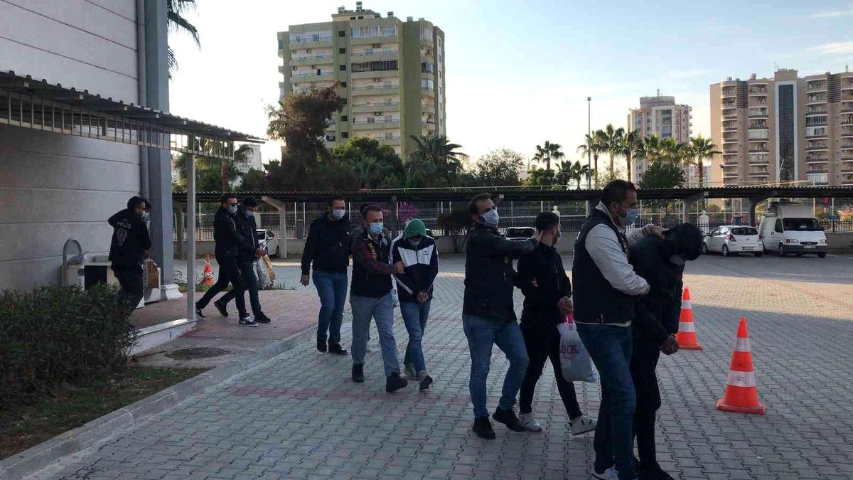 Son dakika haber! Kazanılmış görünümlü iddaa kuponlarıyla dolandıranlar adliyeye sevk edildi