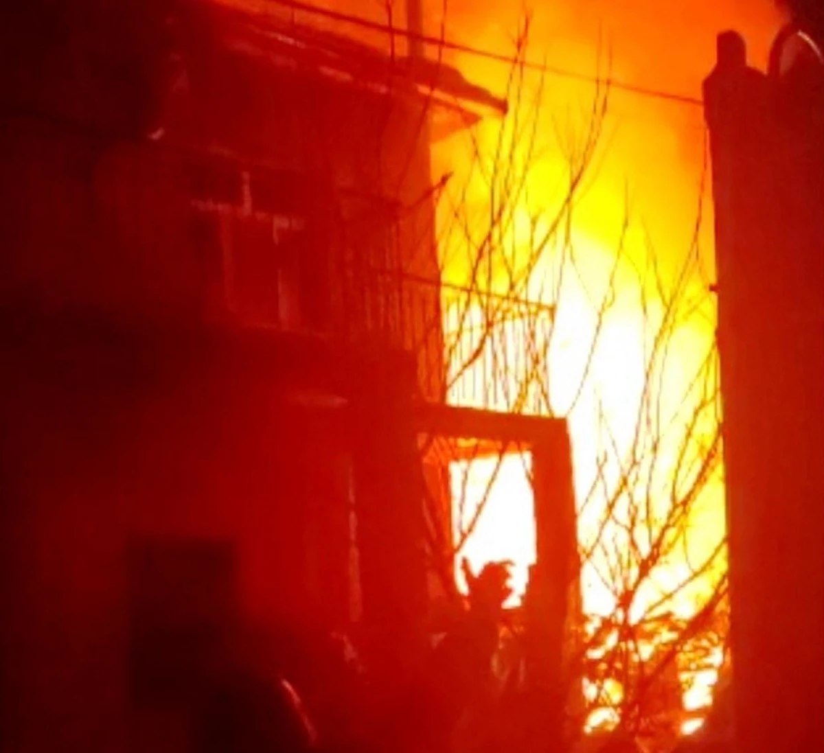 Konya\'da tek katlı ev alev alev yandı