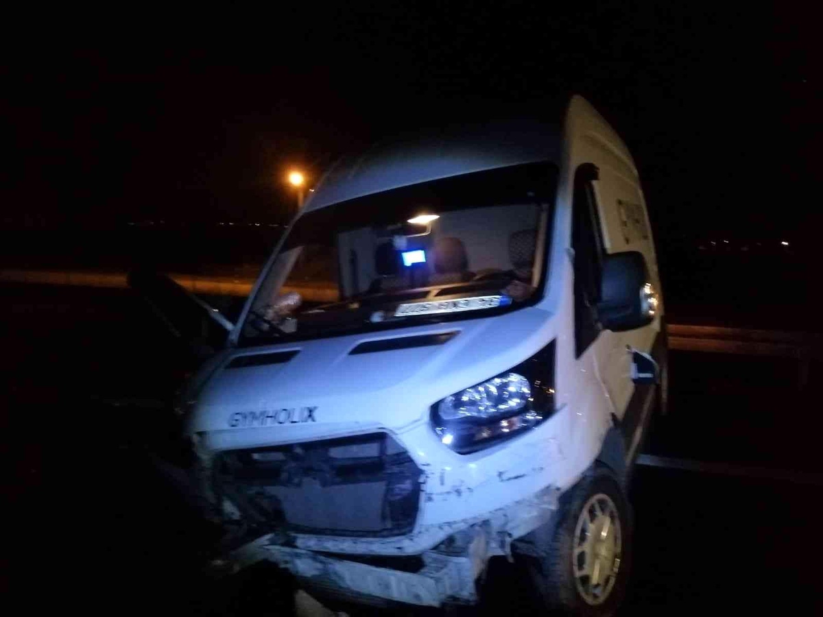 Lastiği patlayan minibüs bariyerlere çarptı: 1 yaralı