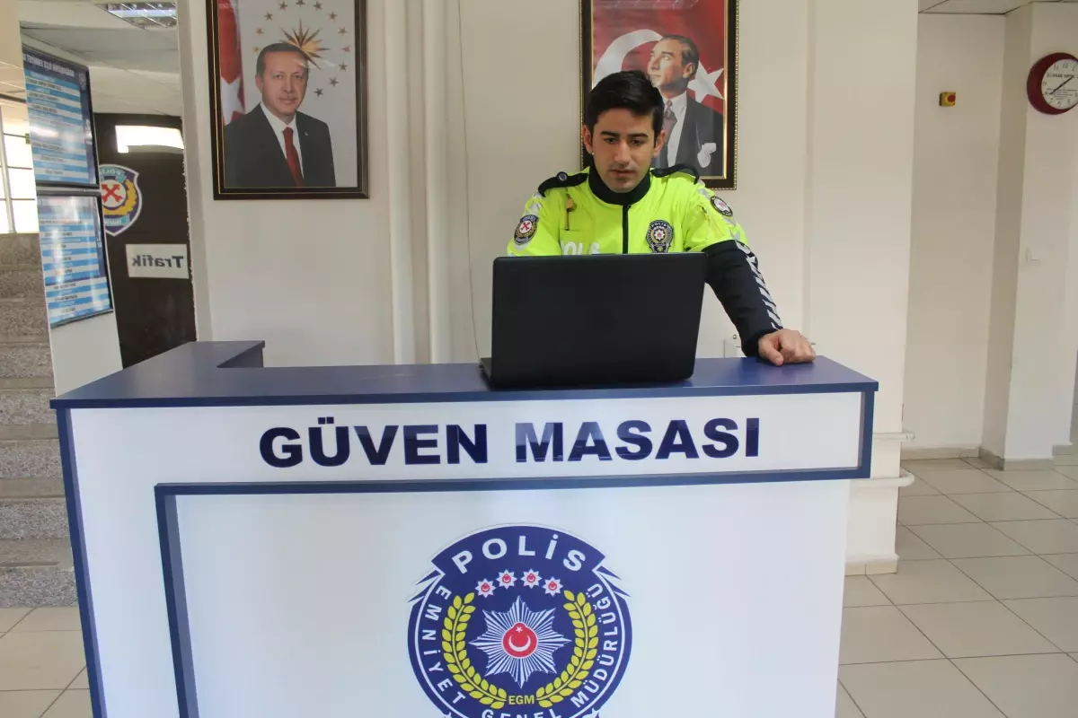 Malatya\'da polis ekipleri AA\'nın "Yılın Fotoğrafları" oylamasına katıldı