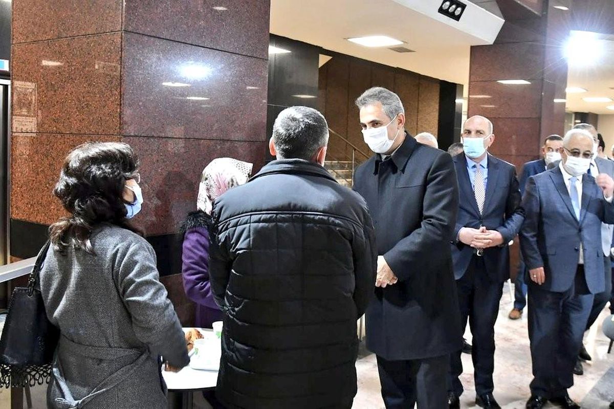 Mamak Belediye Başkanı Köse\'den vatandaşlara ve personele kapıda karşılama