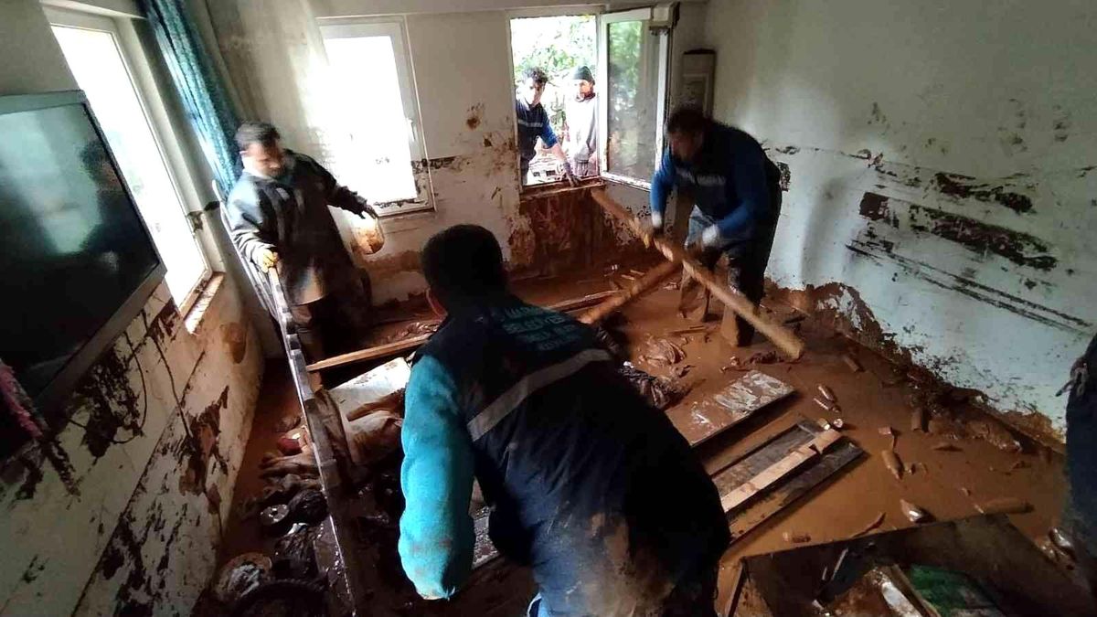 Son dakika... Marmaris\'te selden zarar gören evlerde temizlik çalışması devam ediyor