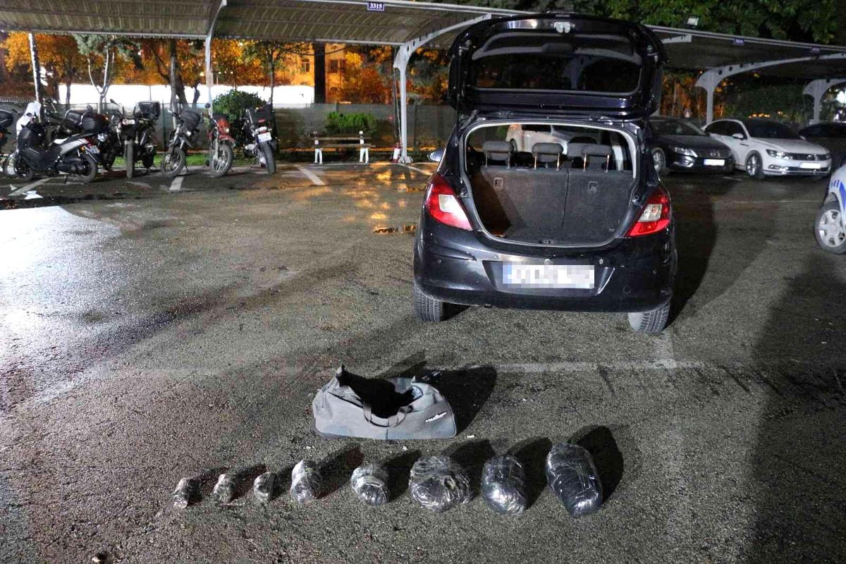 Mersin\'de 5 kilo 481 gram esrar ele geçirildi