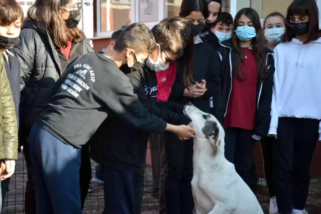 Minik öğrencilerden insanlık dersi