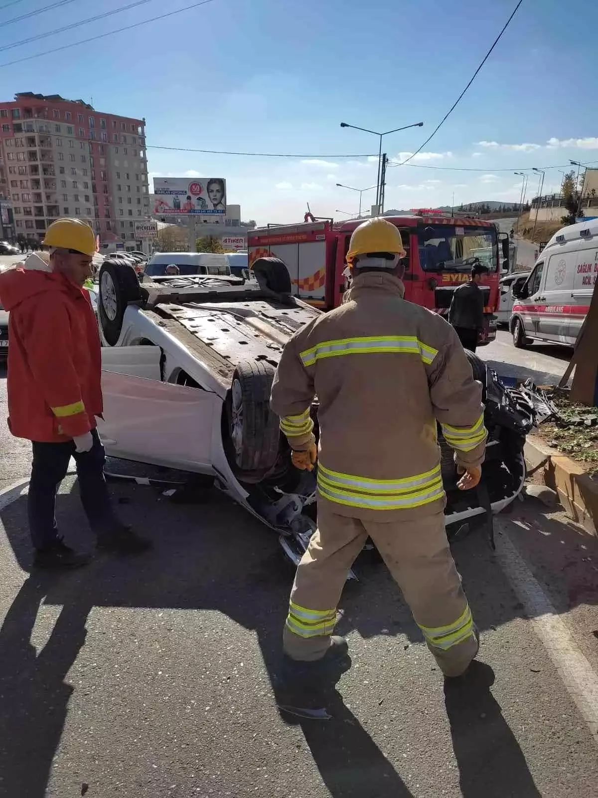 Motosiklete çarpmamak için orta direğe vuran otomobil takla attı