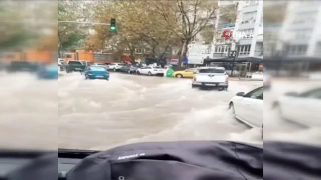 Sağanak yağmur İzmir'i göle çevirdi