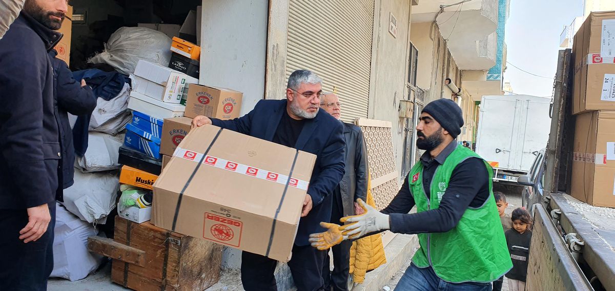 Şanlıurfa\'dan Suriye\'ye 2 tır insani yardım malzemesi gönderildi