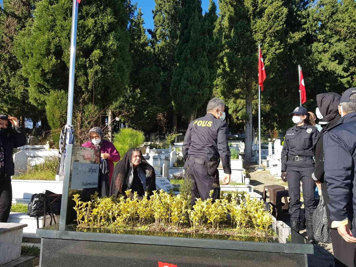 Son dakika: Şehit Emniyet Müdürü Vefa Karakurdu mezarı başında dualarla anıldı