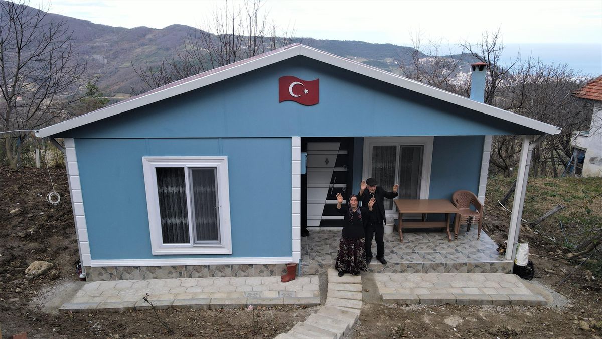 Selzede yaşlı çifte Cumhurbaşkanı Erdoğan\'ın talimatıyla ev inşa edildi