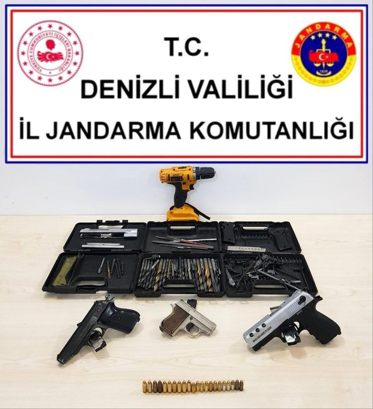 Silah kaçakçısı çok sayıda malzemeyle yakalandı