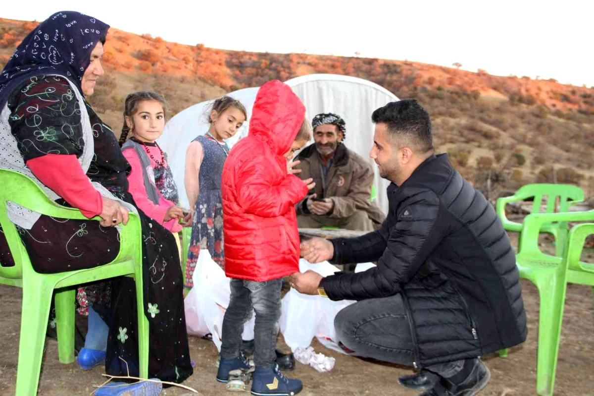 Silopili genç girişimci göçer çocuklarına mont ve bot hediye etti