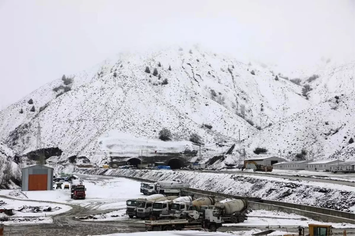 Sünebeli Geçidinde 5,2 kilometre uzunluğundaki iki tünelin yüzde 72\'si tamamlandı