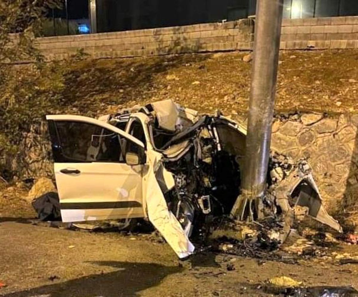 Tabela direğine çarpan aracın sürücüsü öldü