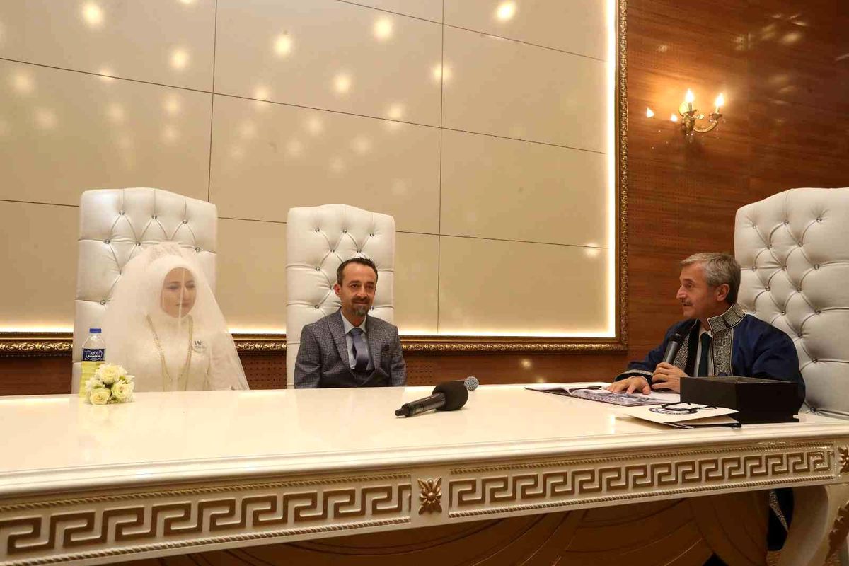 Tahmazoğlu\'ndan nikahı kıyılan çifte sürpriz