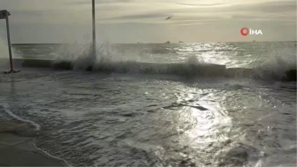 Tekirdağ\'da şiddetli lodos: Dev dalgalar sahili dövdü