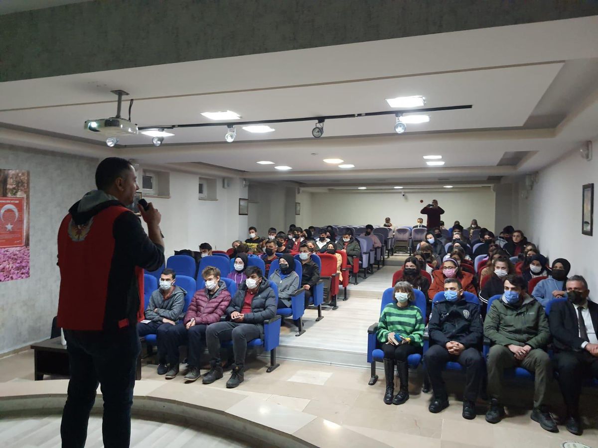 Tokat'ta polisten lise öğrencilerine 'terör' konferansı