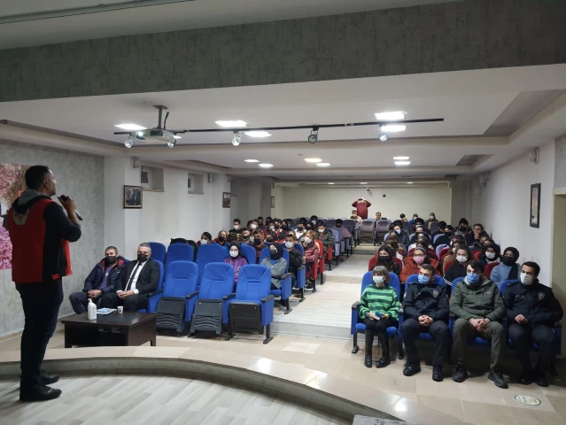 Tokat'ta polisten lise öğrencilerine terör konferansı