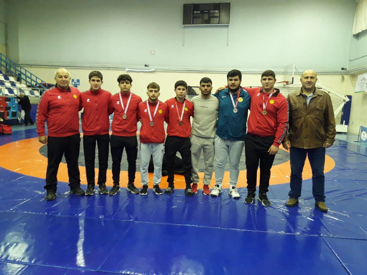 Trakya Birlik güreşçileri "İlyas Demiroğlu ve Adnan Yurdaer" turnuvasında 5 madalya kazandı