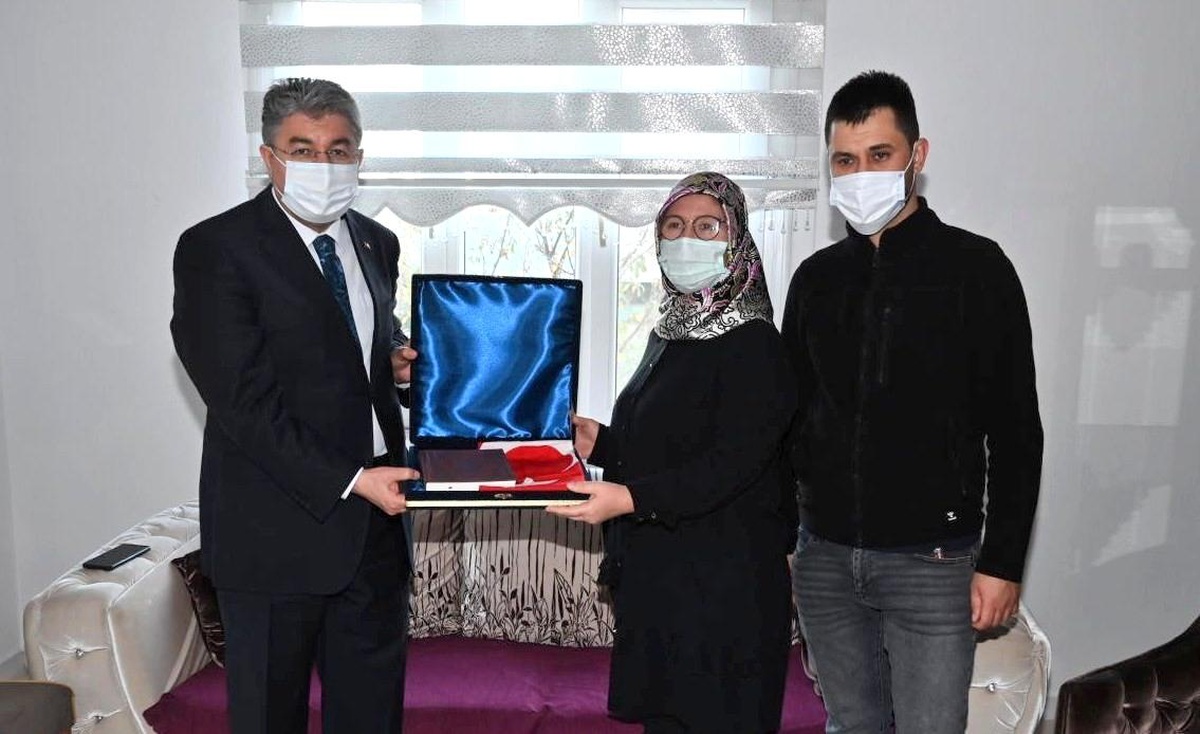 Vali Yılmaz: "Şehitlerimizin hatıralarını yaşatmak boynumuzun borcudur"