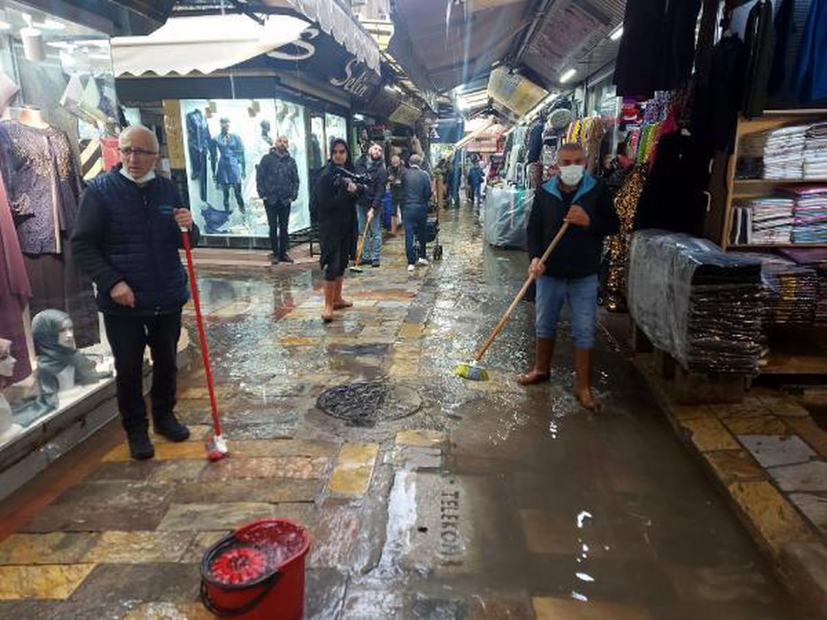 Yağmur yağdı; iş hanını su bastı