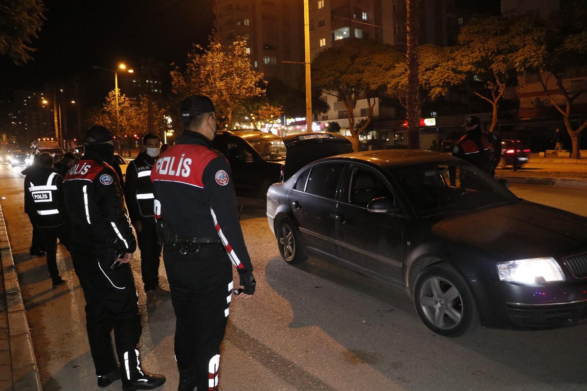Adana\'da "Huzur ve Güven" uygulamasında aranan 56 suçlu yakalandı