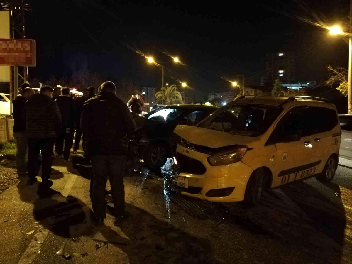 Adana\'da otomobil ile ticari taksi çarpıştı: 5 yaralı