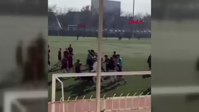 Son Dakika | Ankara'da liseler arası futbol maçında tekme ve yumruklu kavga kamerada