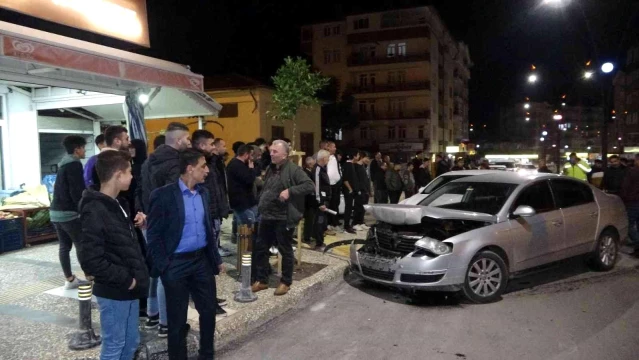 Antalya'da trafikte yaşanan kovalamaca ve kaza anbean kamerada