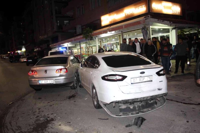 Antalya'da trafikte yaşanan kovalamaca ve kaza anbean kamerada