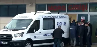 Antalya'da yeni aldığı otomobille eve dönüş yolunda can verdi