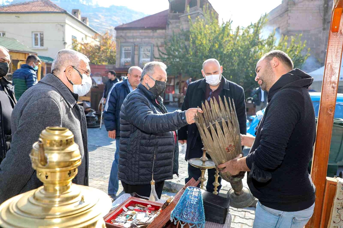 Antika pazarı aynı gün aynı yerde