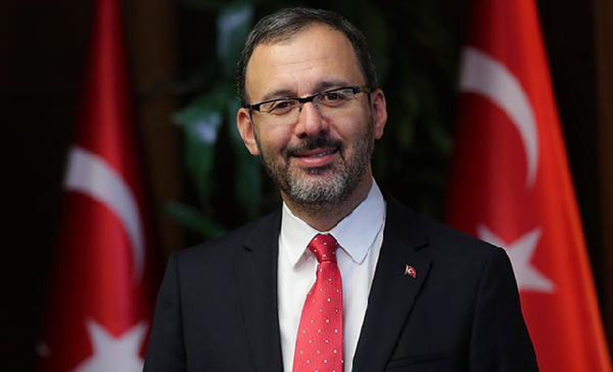 Bakan Kasapoğlu milli bilardocu Murat Naci Çoklu\'yu tebrik etti