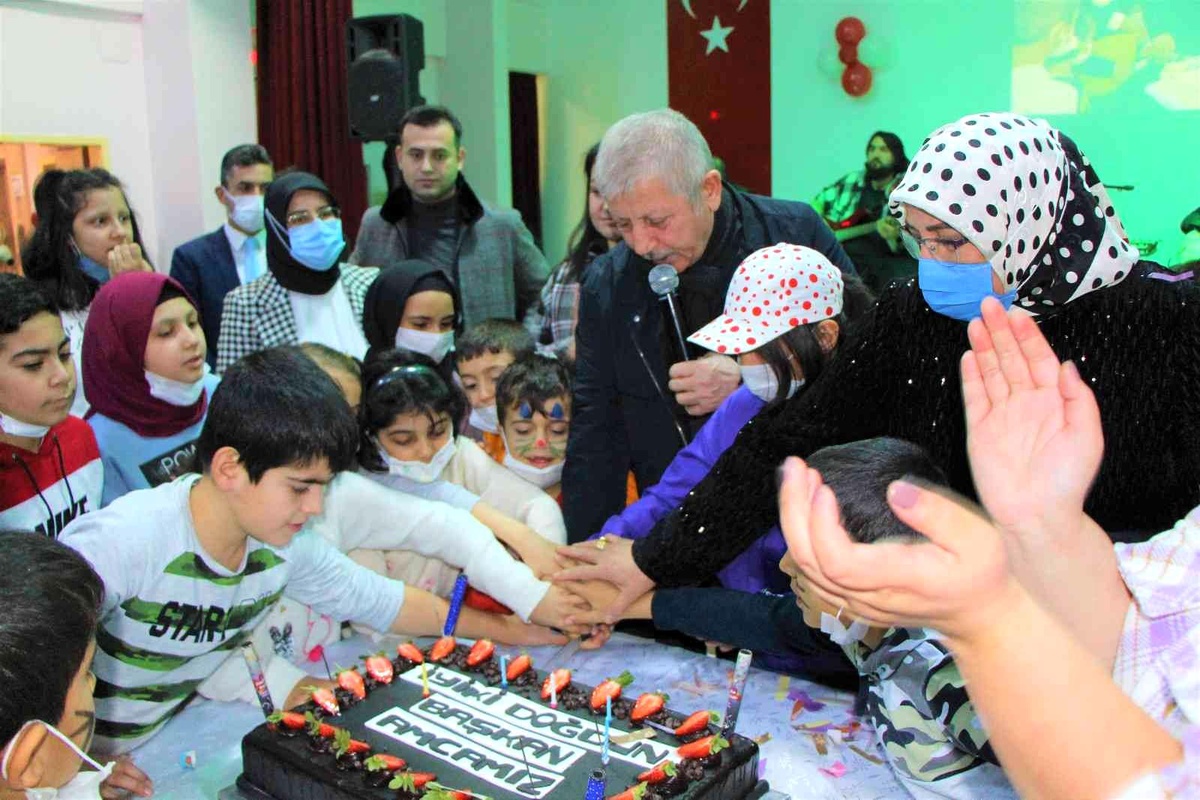 Başkan Sarı, 60\'ncı yaş gününü çocuk yuvasında kutladı