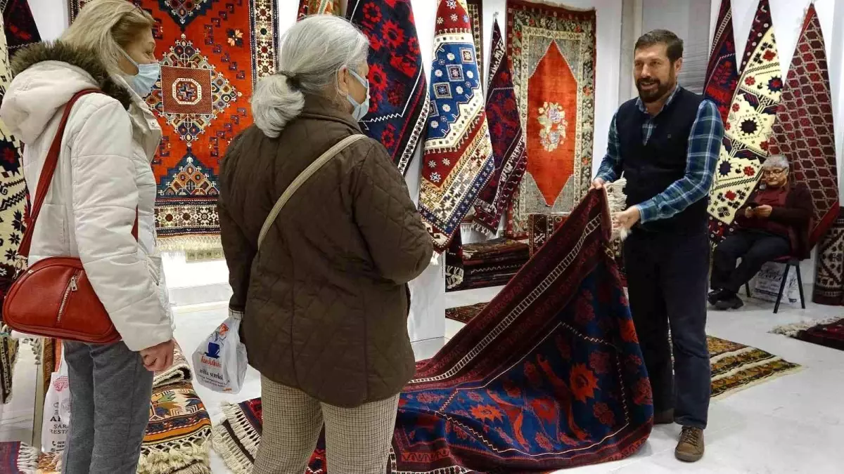 Böyle belediye başkanı her yere lazım! İl il geziyor ilçesinin halılarını tanıtıyor