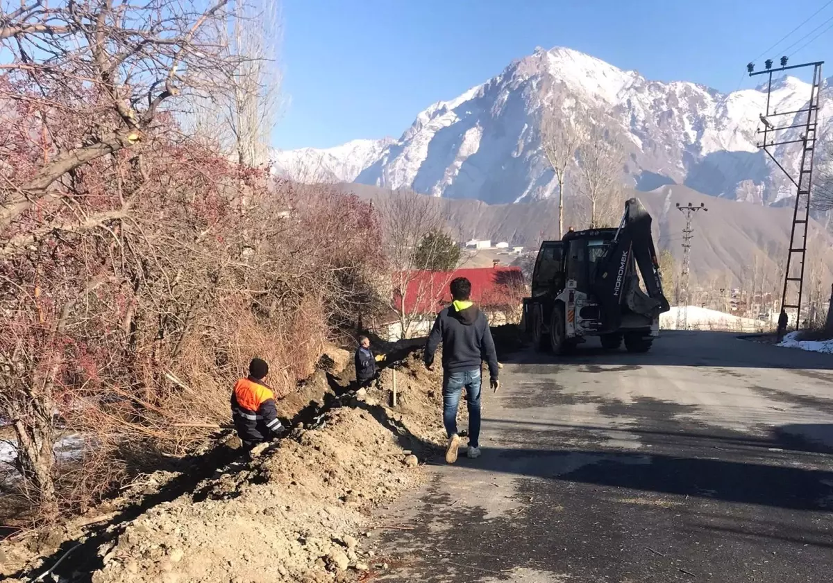 Belediye ekiplerinin dondurucu havada su mesaisi